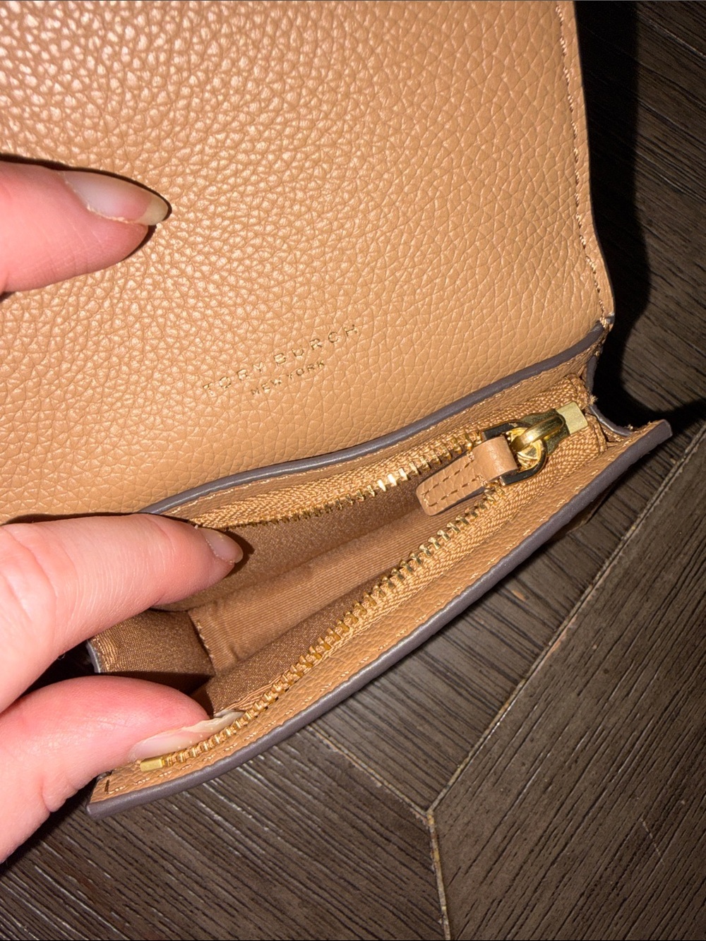 NWT Tory Burch Tan Pebbled Leather Key Card Pouch with Gold Hardware - Picture 8 of 8